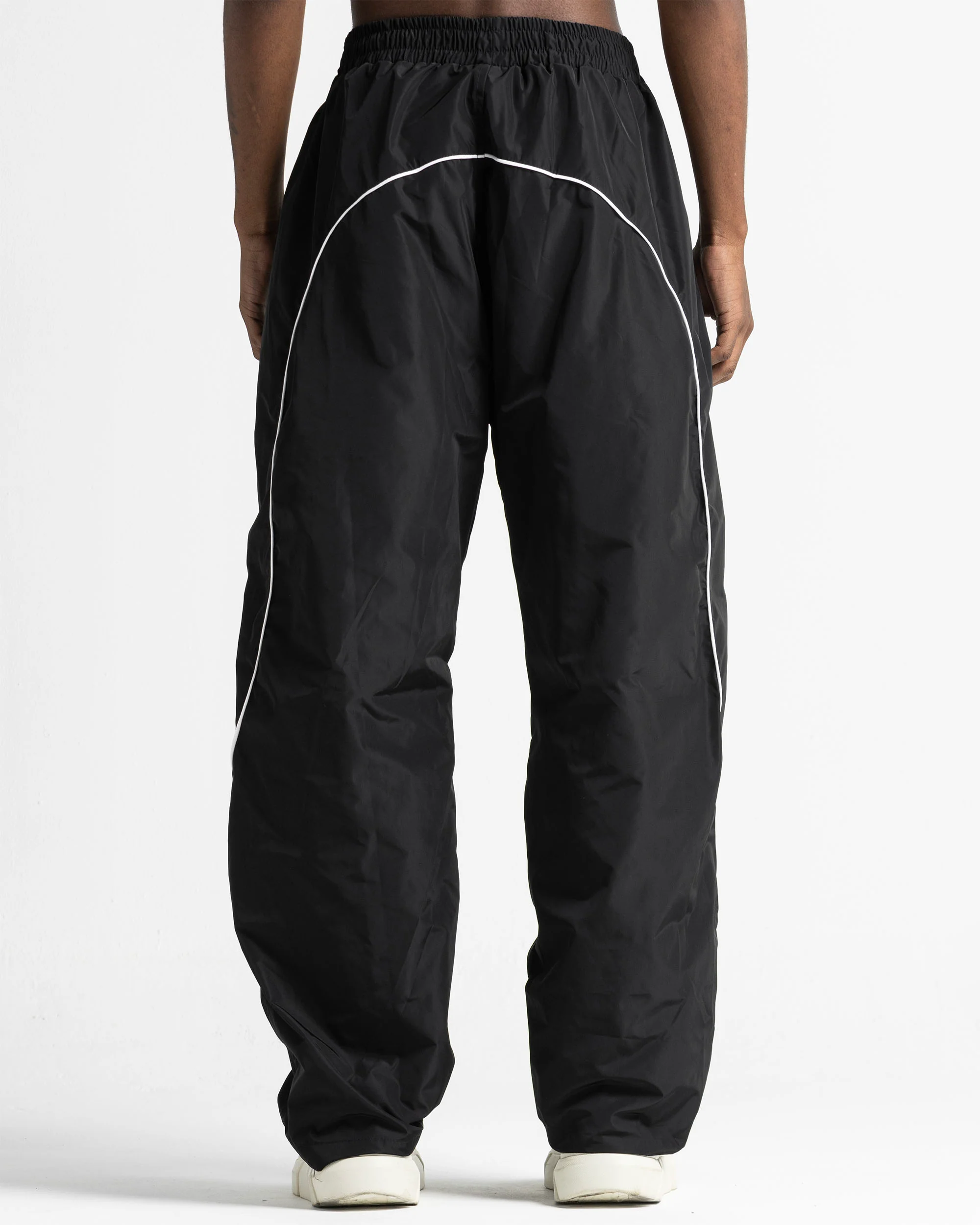 Sweatpant Negra Bordada - Image 3